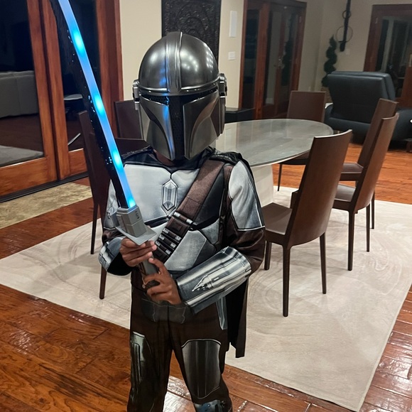 Disney Star Wars The Mandalorian costume and sword - Picture 9 of 9